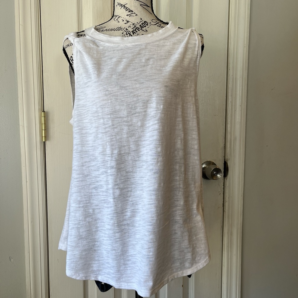 Women’s White Tank Top Vintage Havana
Size M Sleeveless